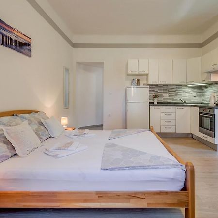 Petite Apartment Split Exterior foto