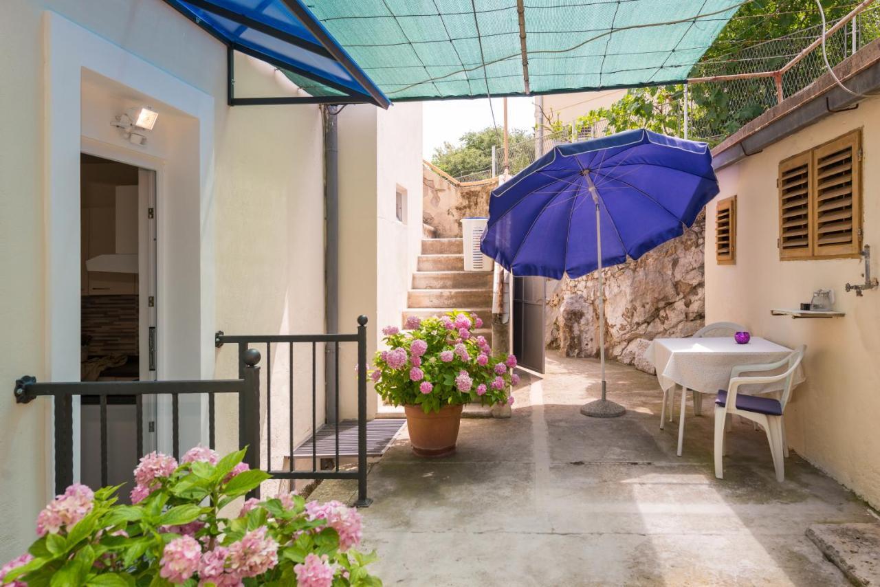 Petite Apartment Split Exterior foto