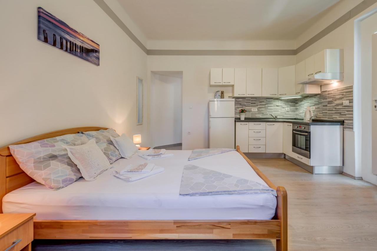 Petite Apartment Split Exterior foto