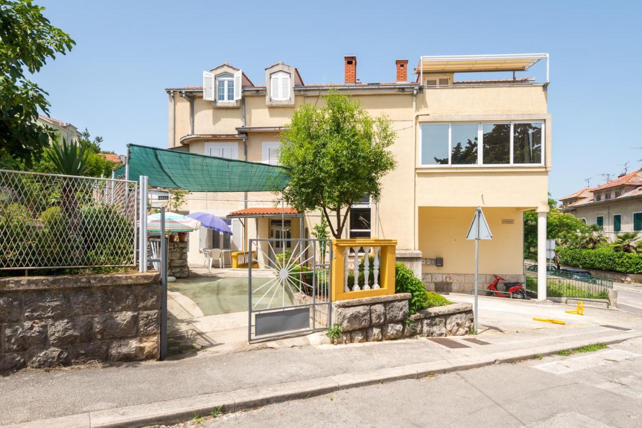 Petite Apartment Split Exterior foto